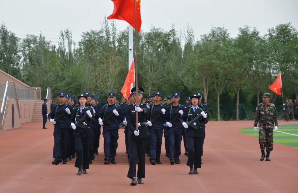 请党放心，强国有我|宁夏国际语言学校2021级新生军训汇报表演顺利举行 宁夏国际语言学校 9月18日(图5)