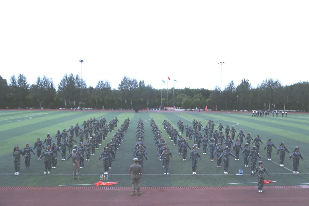 身着迷彩绿 军训正当时(图1)
