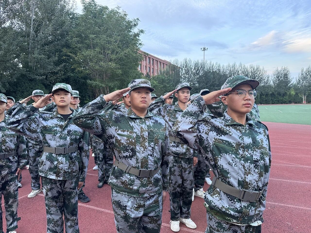 身着迷彩绿 军训正当时(图9)