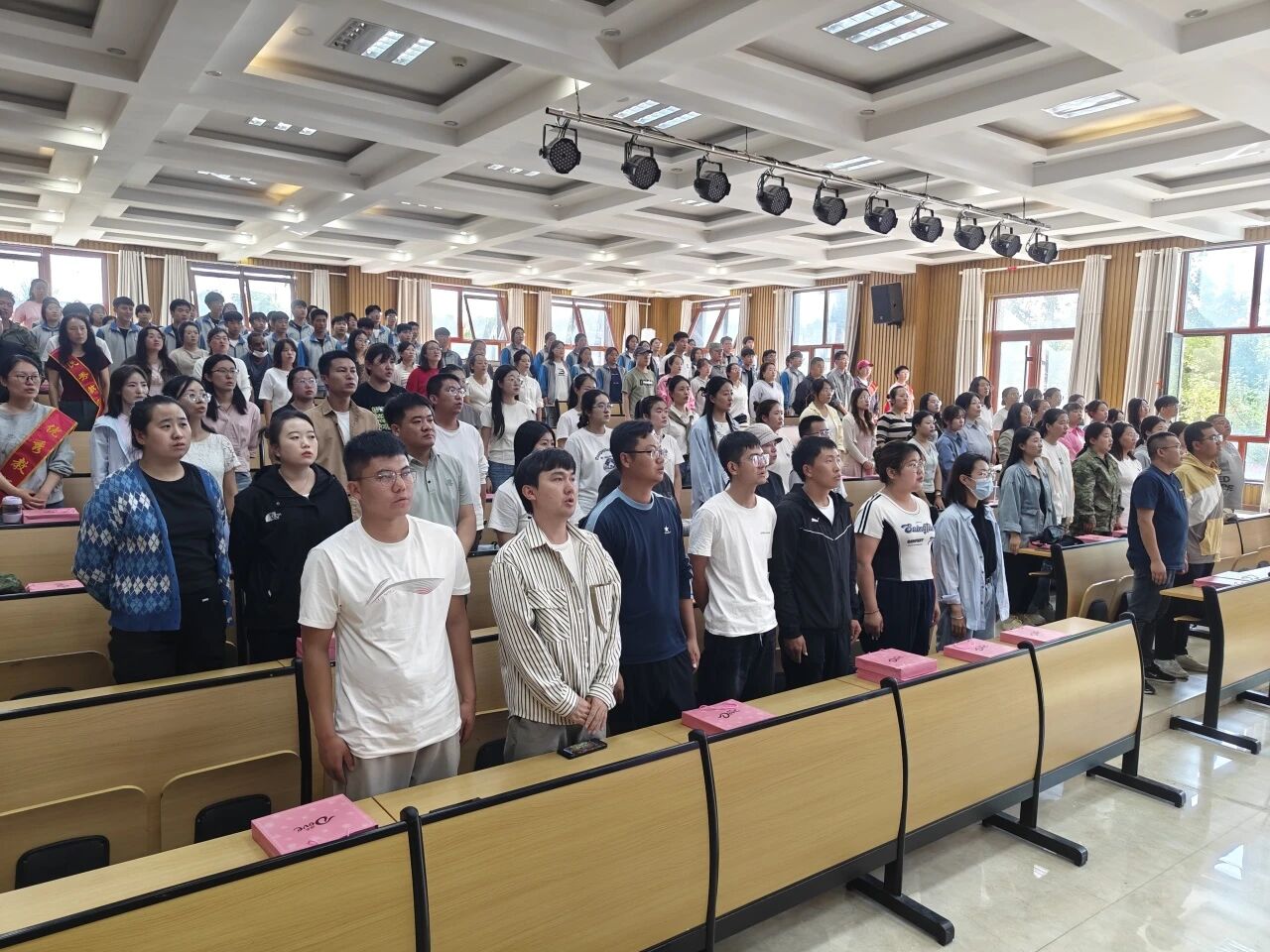 砥砺前行筑未来 立德树人启新程 | 我校召开教师节表彰大会暨师德师风建设大会(图2)